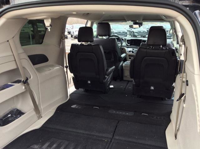 Used 2024 Chrysler Pacifica Touring-L image 16