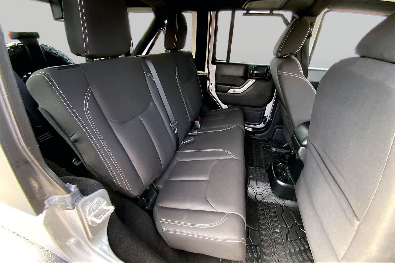 Used 2018 Jeep Wrangler Unlimited Rubicon w/ Connectivity Group AWD/4WD image 17