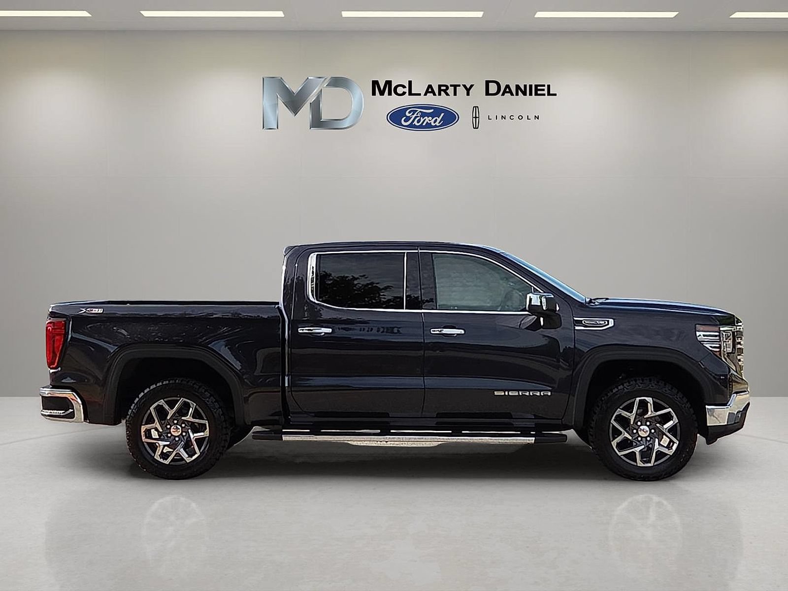 Used 2023 GMC Sierra 1500 SLT w/ SLT Convenience Package AWD/4WD image 6
