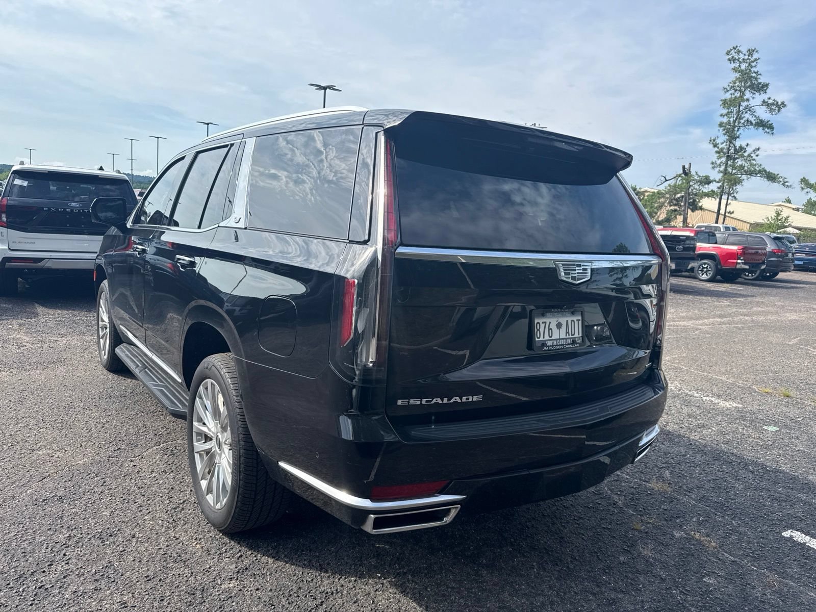 Used 2024 Cadillac Escalade Premium Luxury AWD/4WD image 5