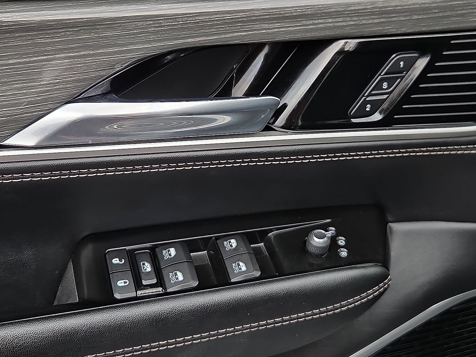 Used 2022 Jeep Wagoneer Series III w/ Premium Group I AWD/4WD image 14