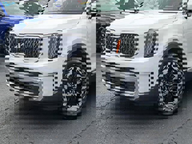 Used 2024 Kia Telluride EX w/ EX Captain's Chair Package image 2