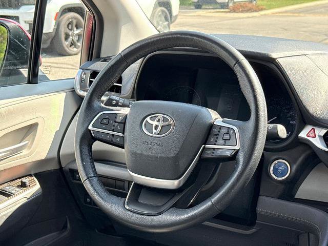 Used 2021 Toyota Sienna XLE AWD/4WD image 14