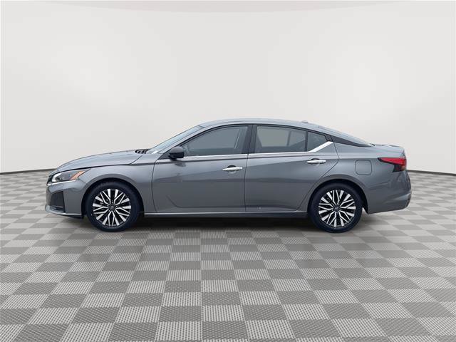 Used 2025 Nissan Altima 2.5 SV FWD image 2