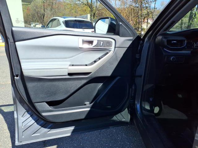 Certified 2022 Ford Explorer XLT w/ Equipment Group 202A AWD/4WD image 17