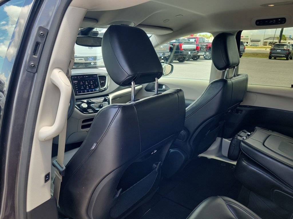 Used 2023 Chrysler Pacifica Touring-L FWD image 13