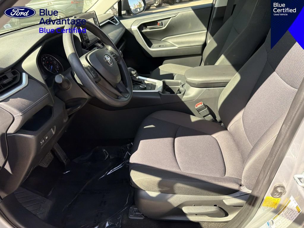 Used 2021 Toyota RAV4 LE AWD/4WD image 17