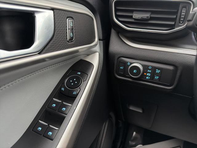 Certified 2022 Ford Explorer XLT w/ Equipment Group 202A image 22