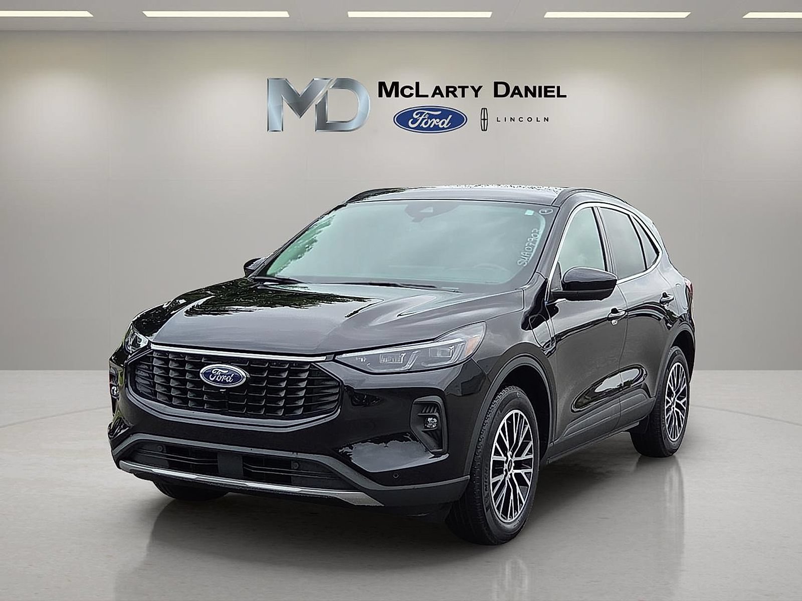 Certified 2025 Ford Escape SE w/ PHEV Premium Package FWD image 2