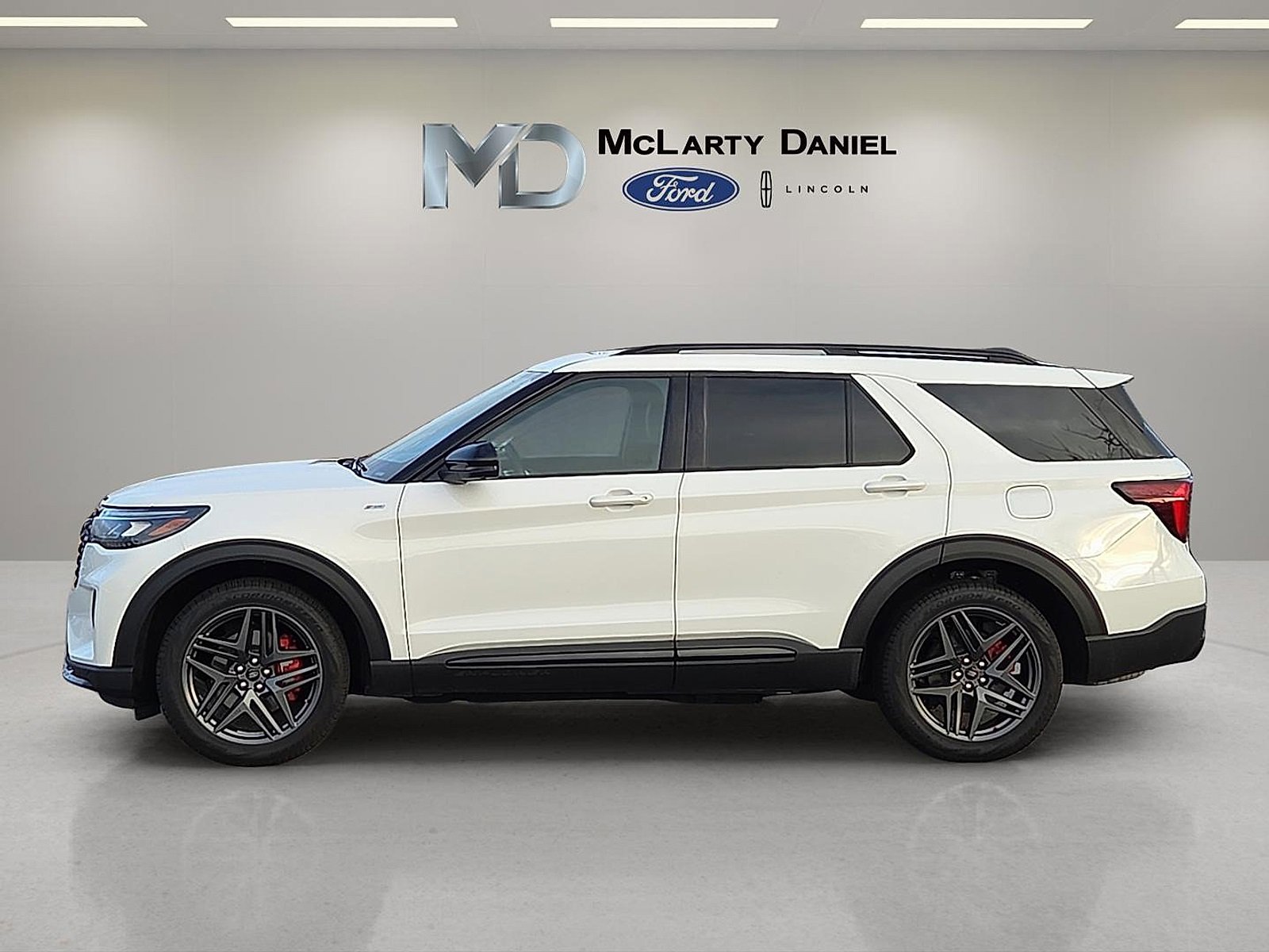 Certified 2025 Ford Explorer ST-Line w/ Premium Package image 3