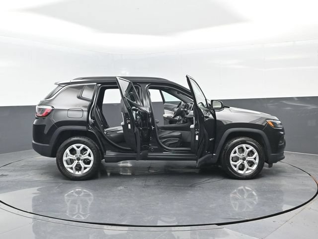 Used 2025 Jeep Compass Latitude AWD/4WD image 26
