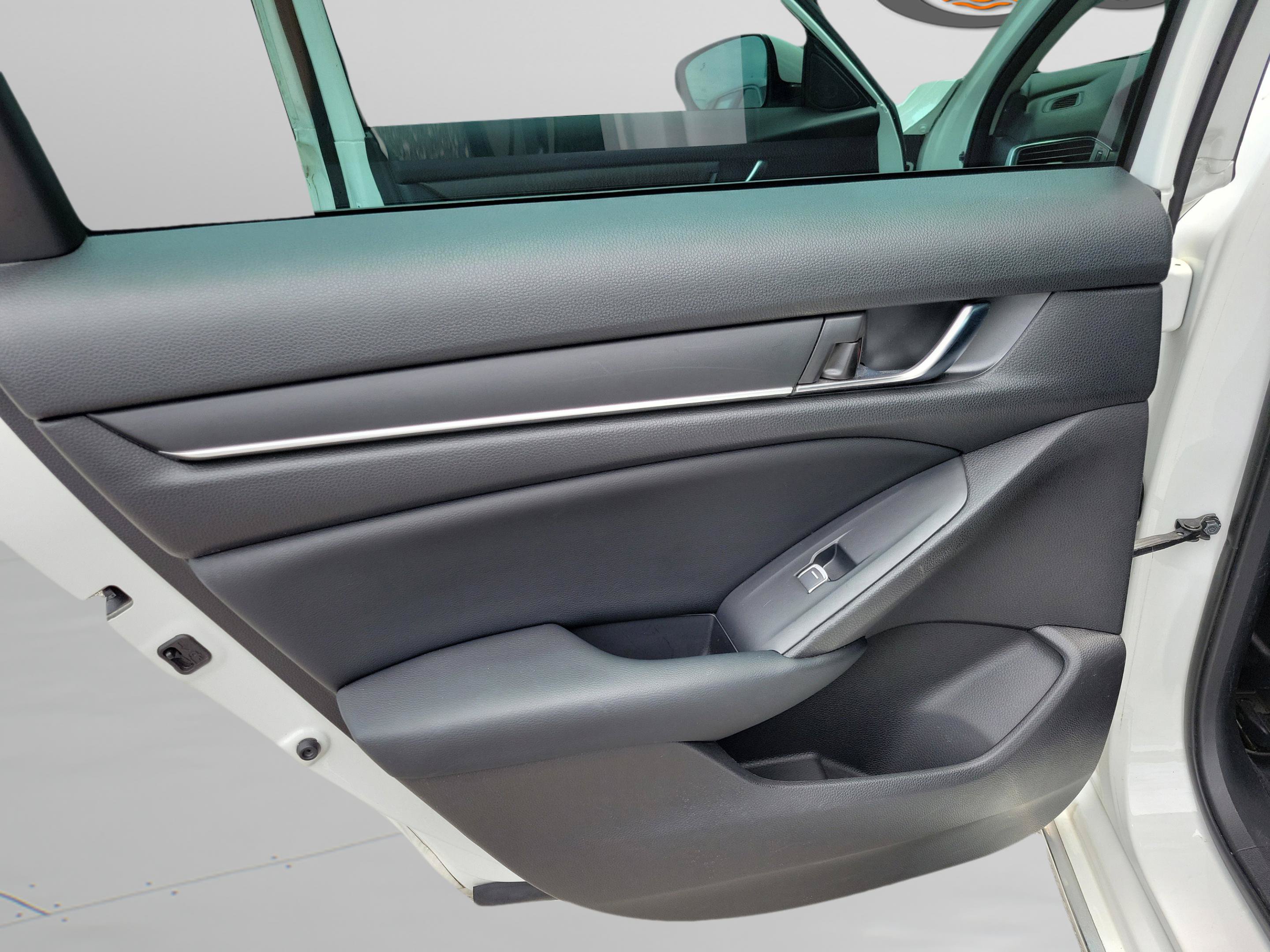 Used 2018 Honda Accord EX image 11