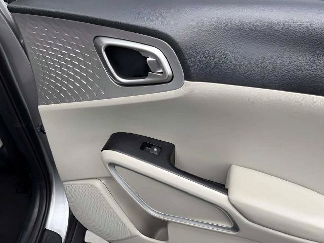 Used 2025 Kia Soul LX w/ LX Technology Package FWD image 11