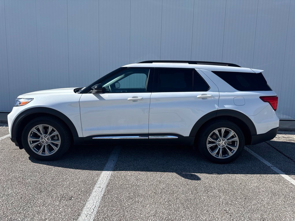 Certified 2024 Ford Explorer XLT w/ Equipment Group 202A AWD/4WD image 3