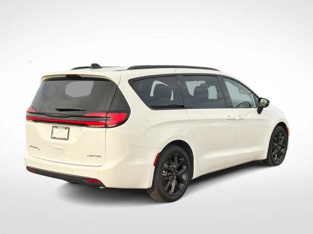 Used 2025 Chrysler Pacifica Limited FWD image 8