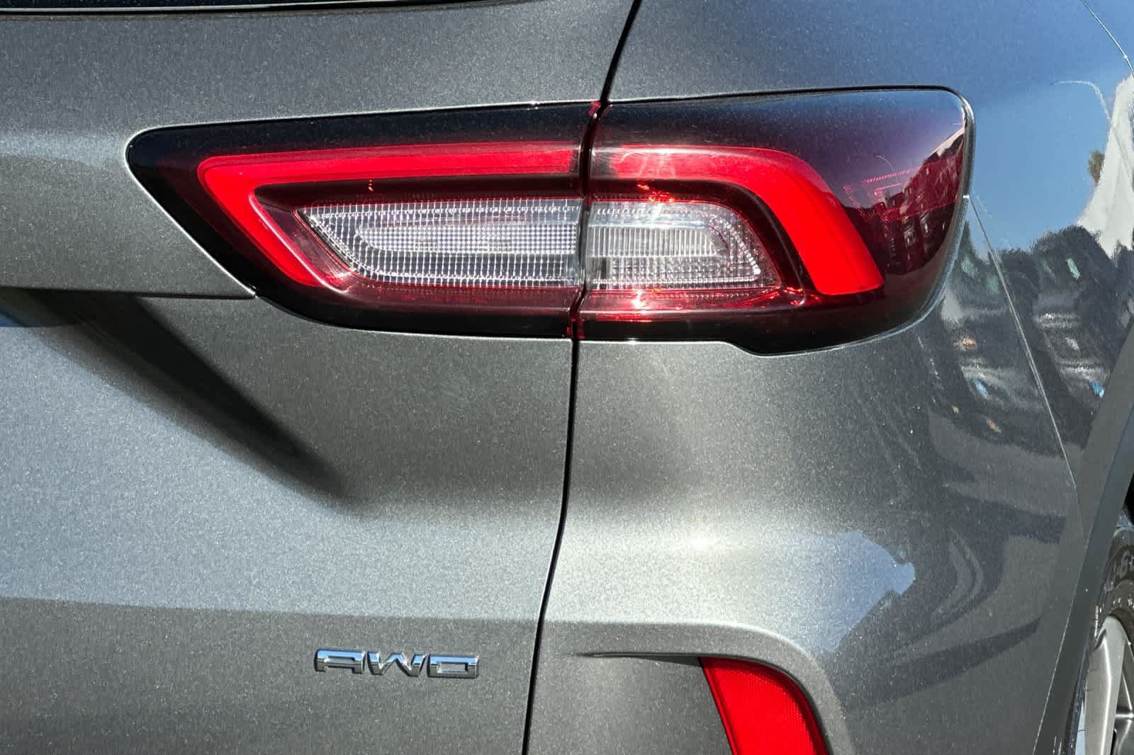Certified 2025 Ford Escape Platinum AWD/4WD image 28