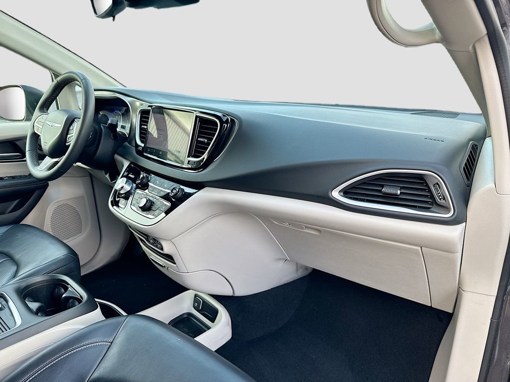 Used 2023 Chrysler Pacifica Touring-L FWD image 31