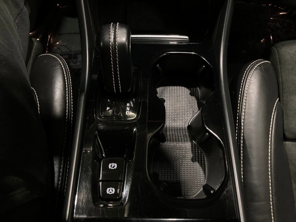 Used 2021 Volvo XC40 T5 R-Design image 29