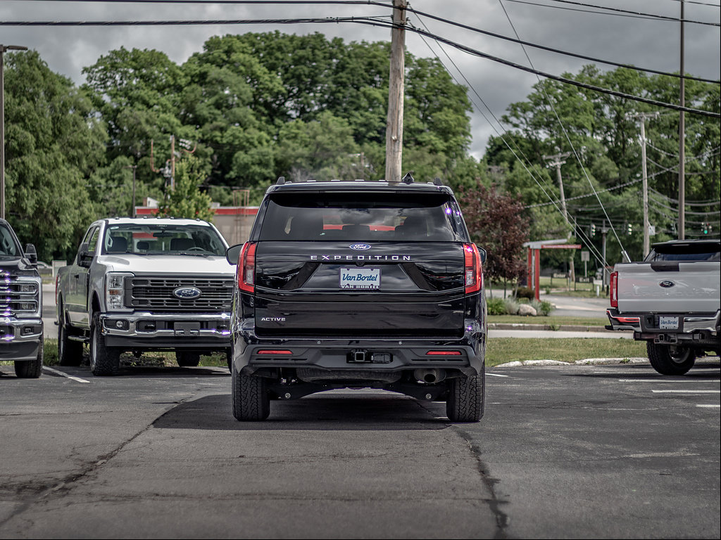 Certified 2025 Ford Expedition Active AWD/4WD image 5