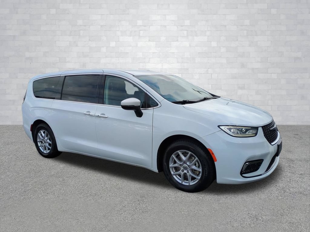 Used 2023 Chrysler Pacifica Touring-L FWD image 2