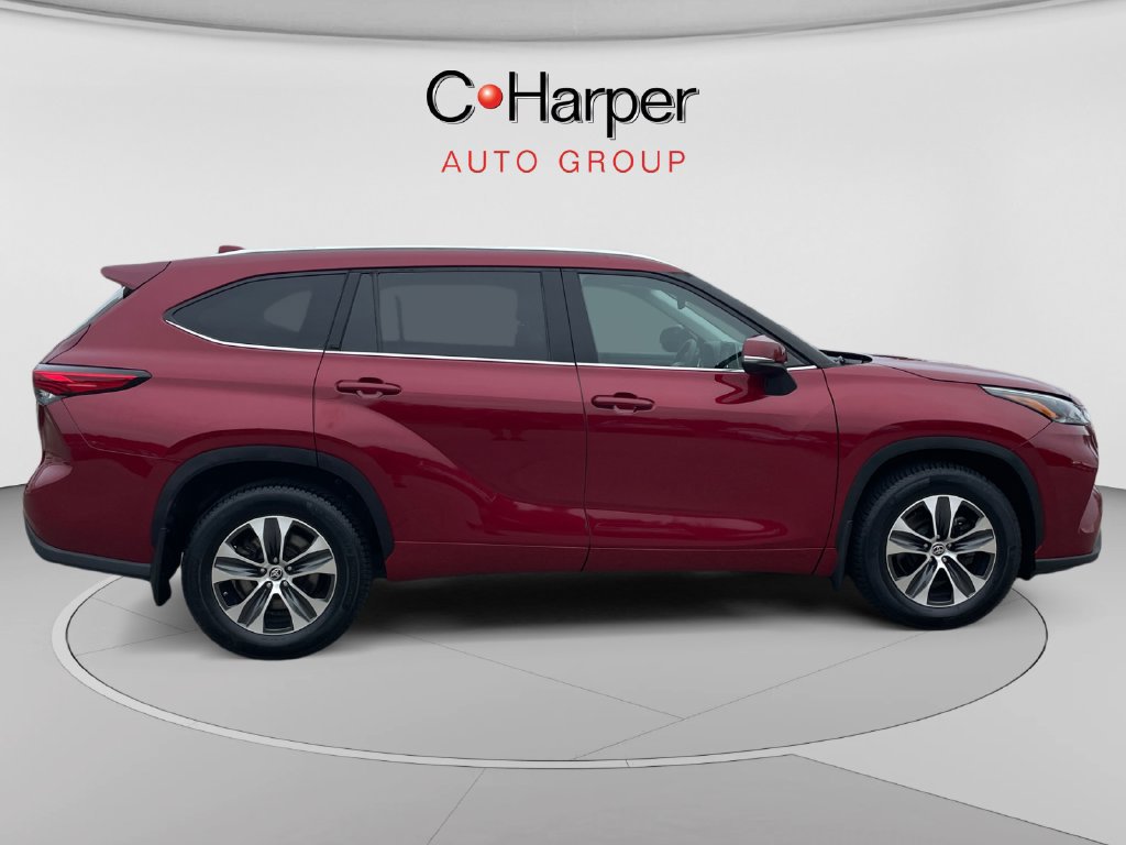 Used 2021 Toyota Highlander XLE AWD/4WD image 2