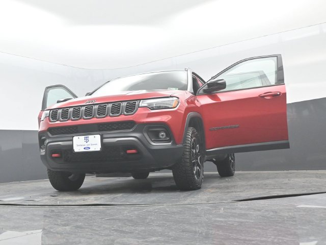 Used 2025 Jeep Compass Trailhawk AWD/4WD image 34