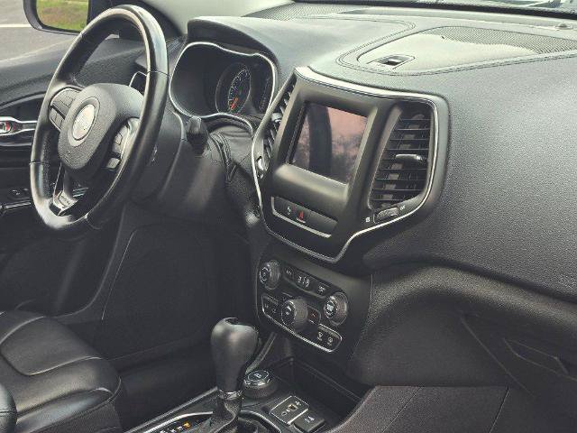 Used 2020 Jeep Cherokee Latitude Plus AWD/4WD image 9