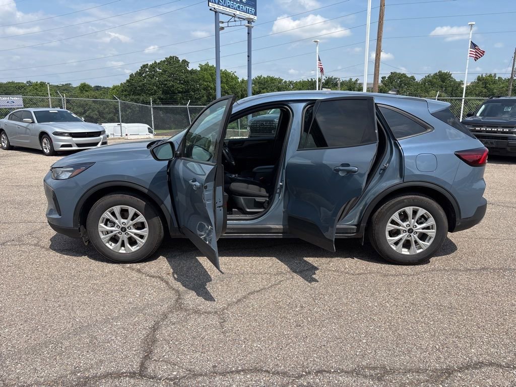 Certified 2025 Ford Escape Active w/ Cold Weather Package FWD image 4