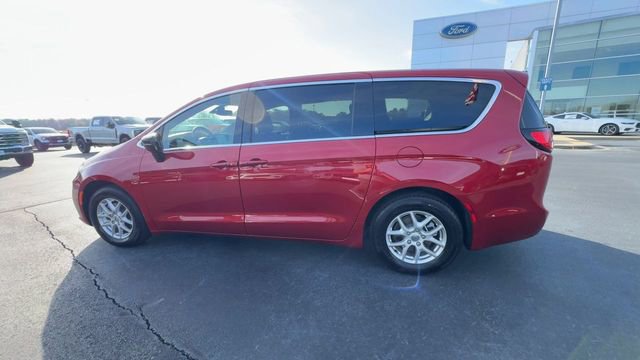 Used 2025 Chrysler Pacifica Select image 4