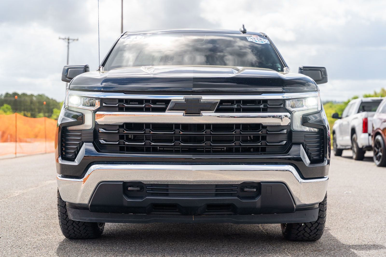 Used 2023 Chevrolet Silverado 1500 LT AWD/4WD image 2