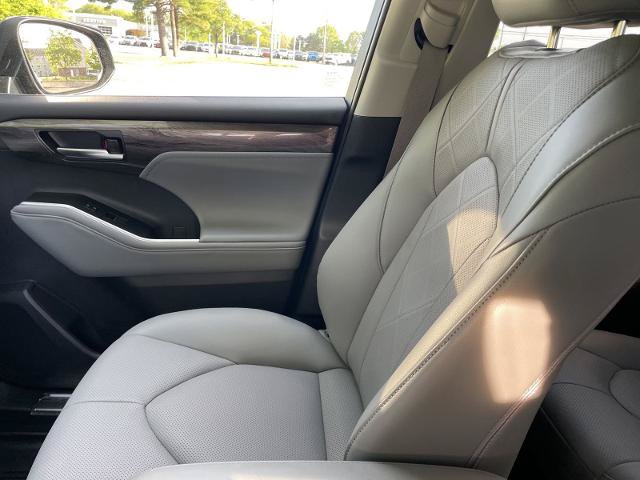 Used 2025 Toyota Highlander Platinum AWD/4WD image 29