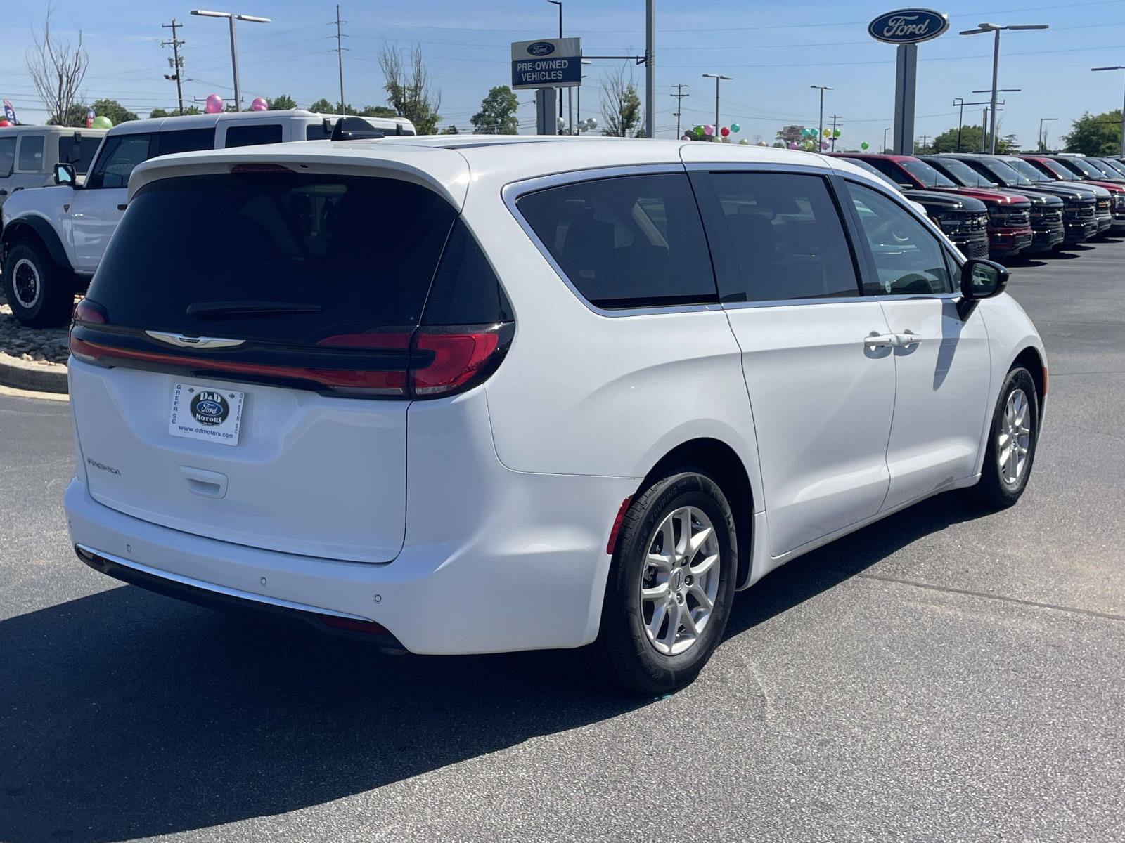 Used 2024 Chrysler Pacifica Touring-L FWD image 6
