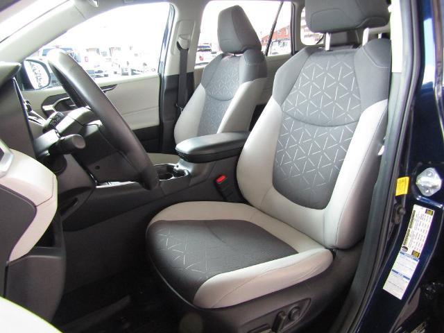 Used 2021 Toyota RAV4 XLE w/ Convenience Package AWD/4WD image 17