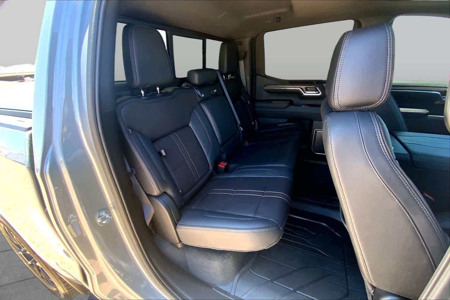 Used 2024 Chevrolet Silverado 1500 High Country w/ High Country Premium Package AWD/4WD image 20