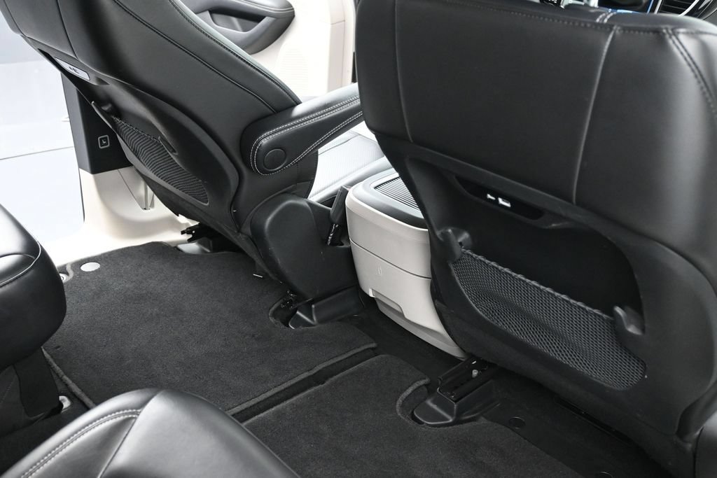 Used 2024 Chrysler Pacifica Touring-L FWD image 10