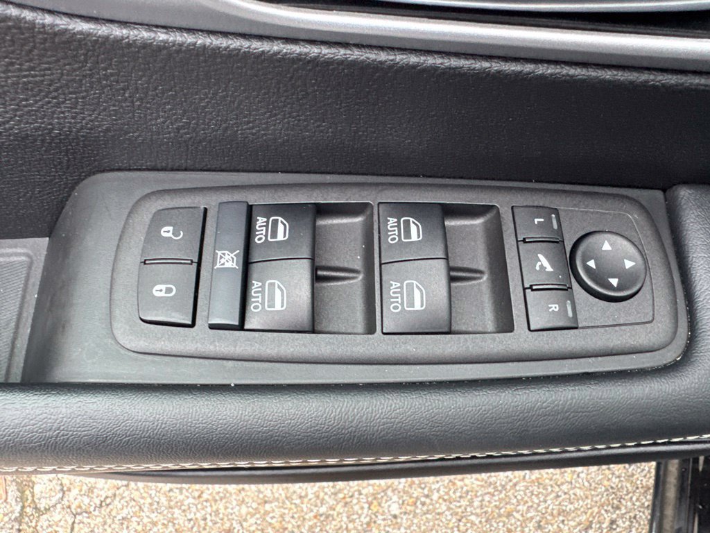 Used 2025 Chrysler Pacifica Limited FWD image 13