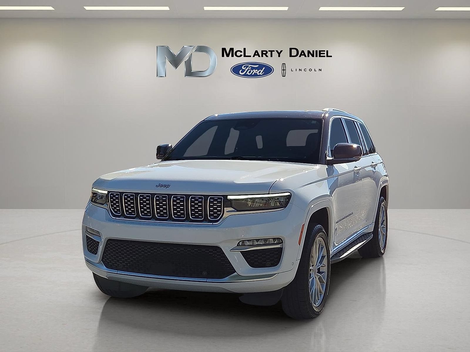 Used 2023 Jeep Grand Cherokee Summit w/ Adv Protech Group IV AWD/4WD image 2