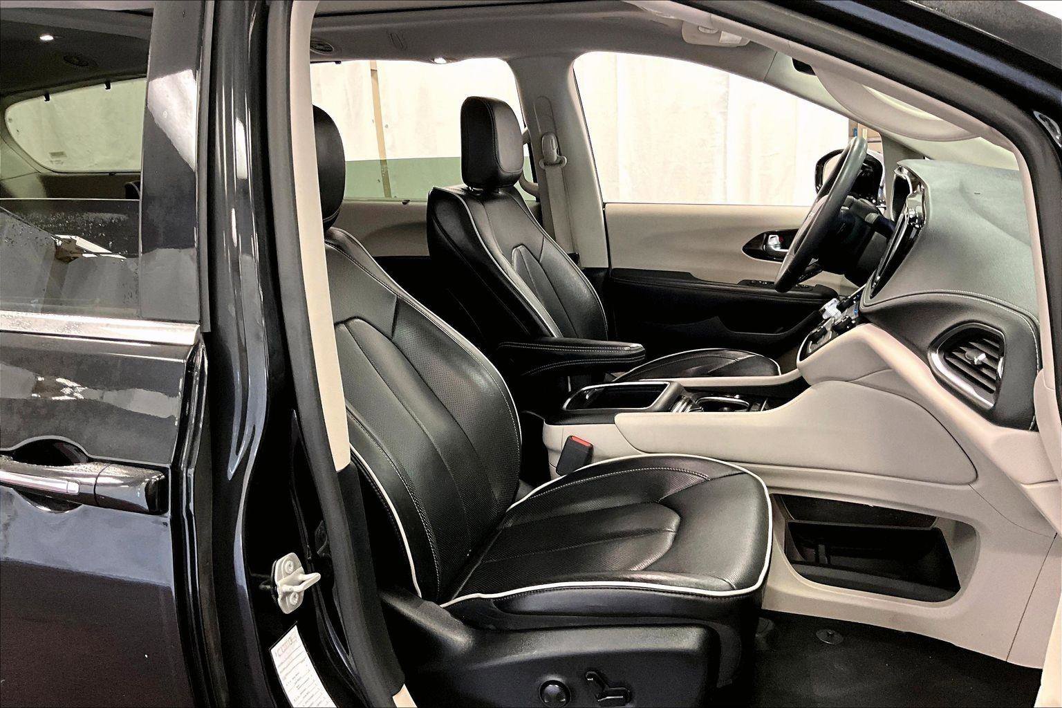 Used 2023 Chrysler Pacifica Limited image 7