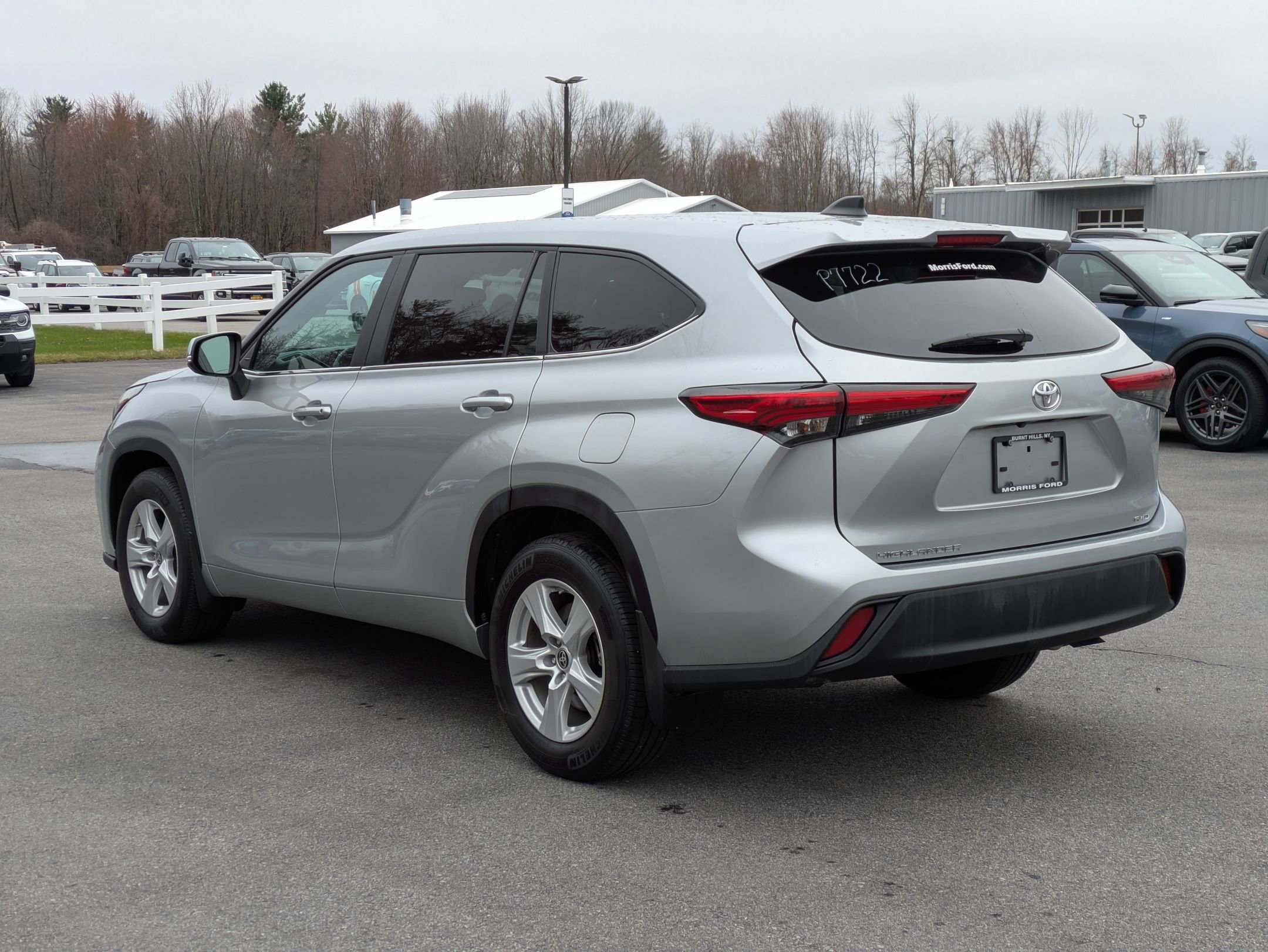 Used 2023 Toyota Highlander LE AWD/4WD image 4