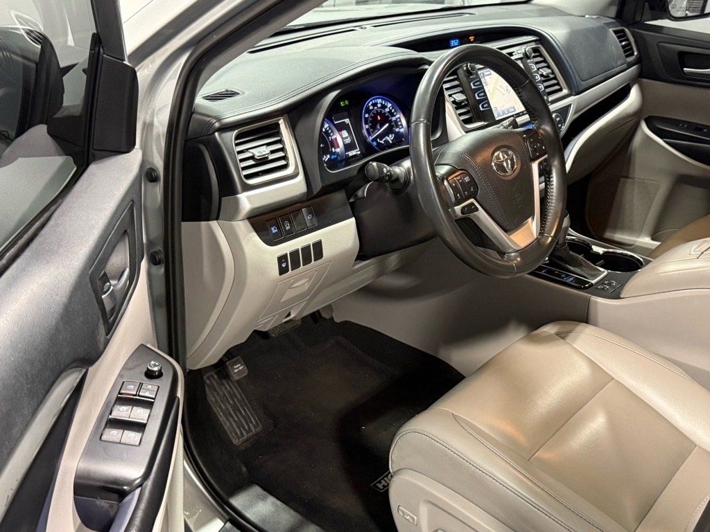 Used 2019 Toyota Highlander XLE image 10
