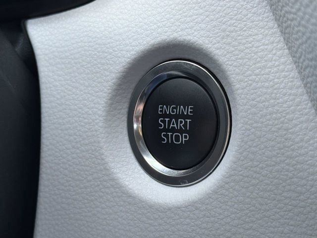 Used 2025 Toyota Corolla SE image 18