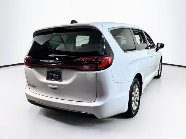 Used 2024 Chrysler Pacifica Touring-L FWD image 11