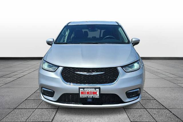 Used 2023 Chrysler Pacifica Touring-L FWD image 2