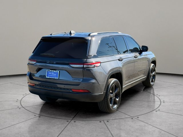 Used 2024 Jeep Grand Cherokee Limited w/ Black Appearance Package AWD/4WD image 12