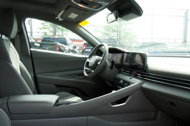 Used 2025 Hyundai Elantra SEL FWD image 26