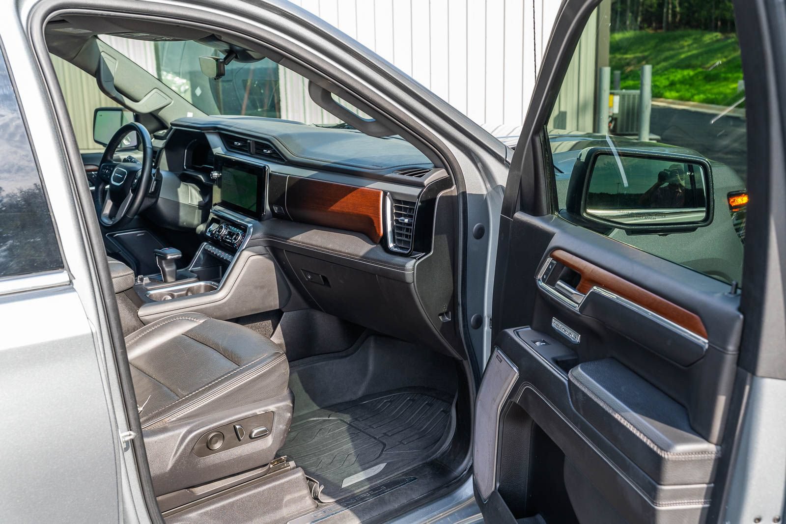 Used 2023 GMC Sierra 1500 Denali w/ Denali Reserve Package AWD/4WD image 11