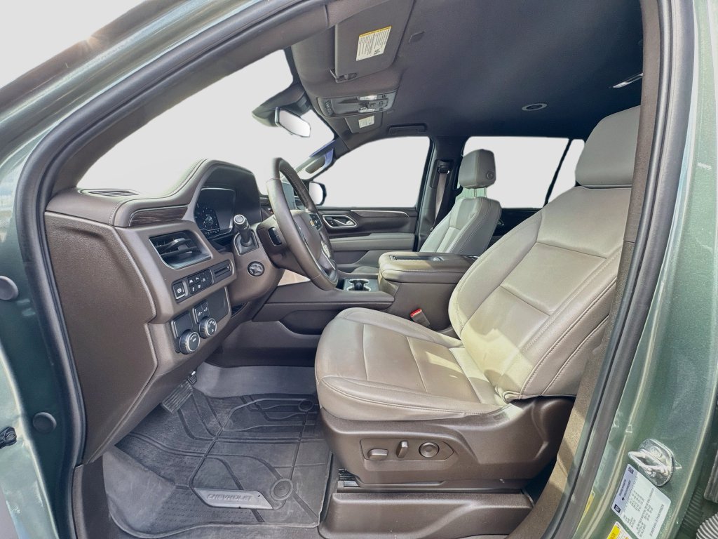 Used 2024 Chevrolet Suburban LT w/ Luxury Package RWD image 22