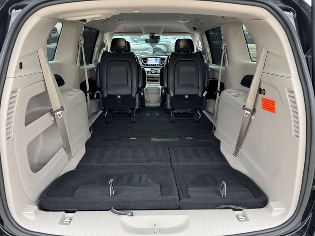 Used 2024 Chrysler Pacifica Touring-L image 19