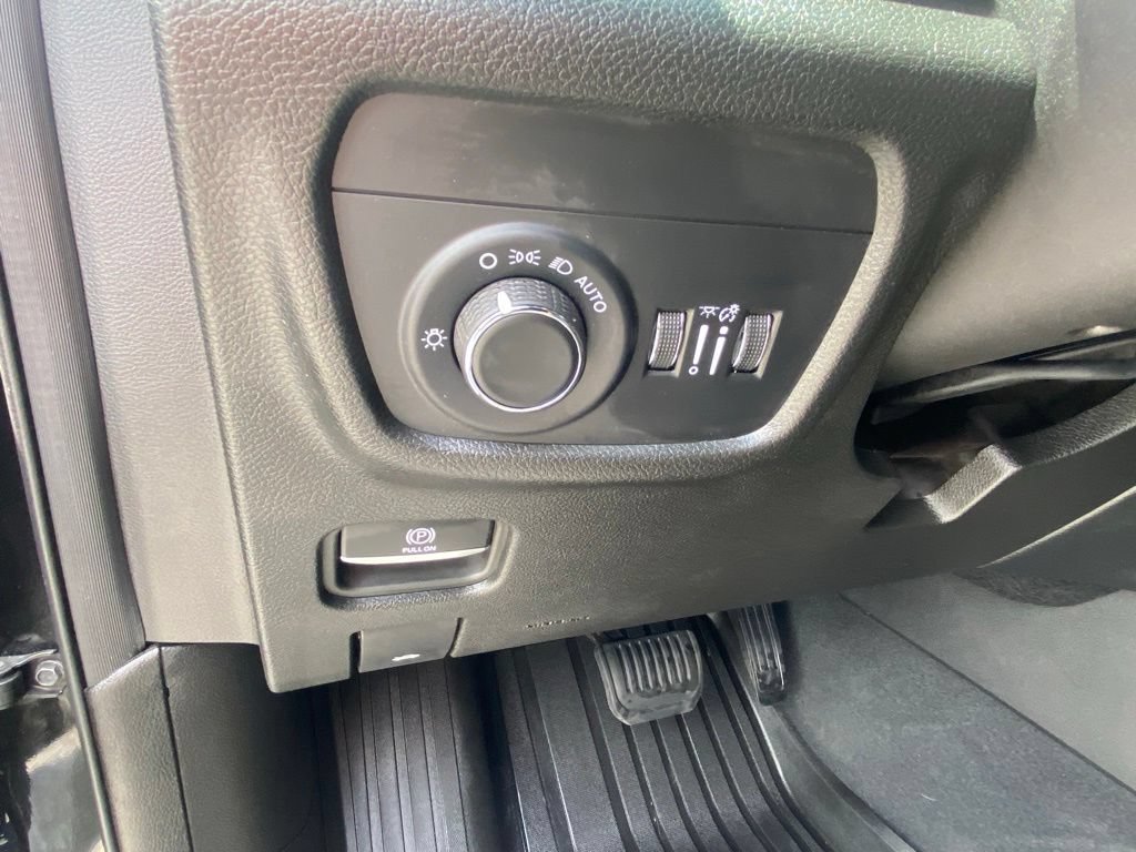Used 2024 Jeep Grand Cherokee L Altitude AWD/4WD image 12