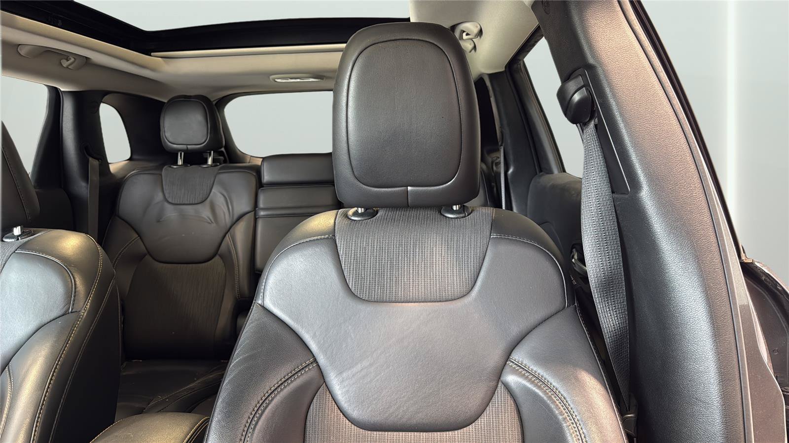 Used 2018 Jeep Cherokee Latitude Plus w/ Comfort/Convenience Group AWD/4WD image 23